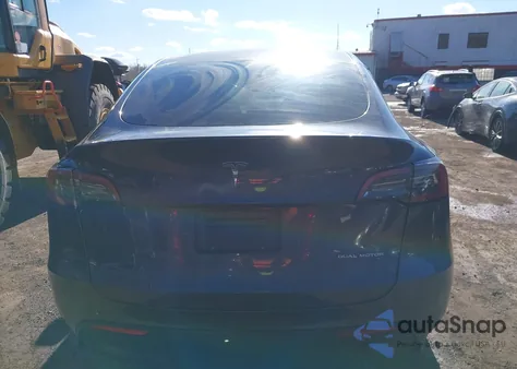 2023 Tesla Model Y Awd/Long Range Dual Motor All-Wheel Drive z USA, uszkodzony, nr VIN 7SAYGDEE7PF883698